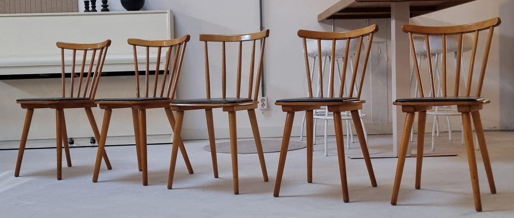 Vijf Mid Century stoelen