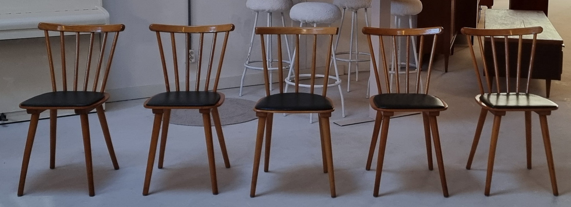 Vijf Mid Century stoelen