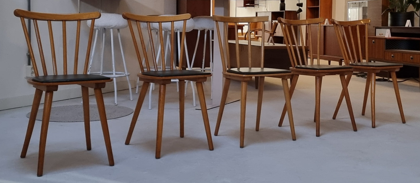 Vijf Mid Century stoelen