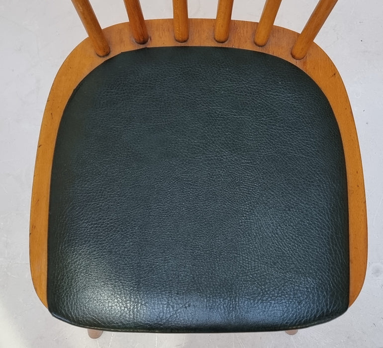 Vijf Mid Century stoelen