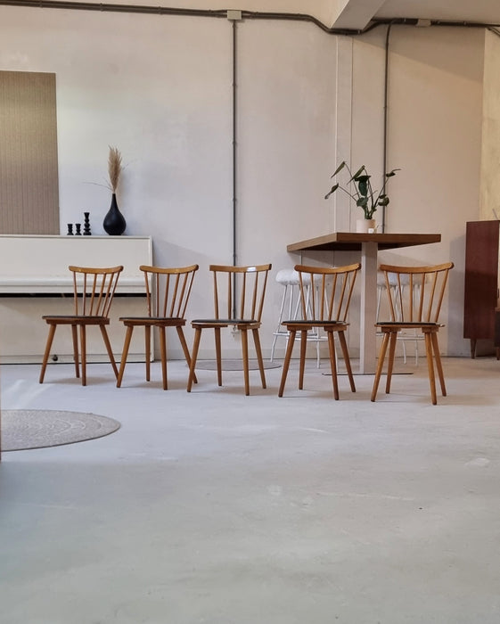 Vijf Mid Century stoelen