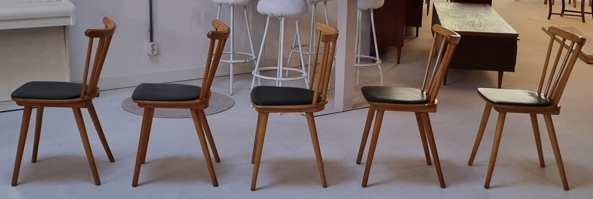 Vijf Mid Century stoelen