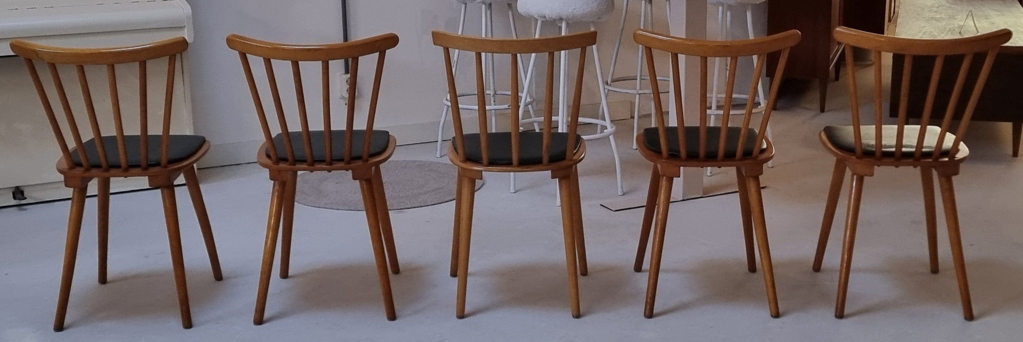 Vijf Mid Century stoelen
