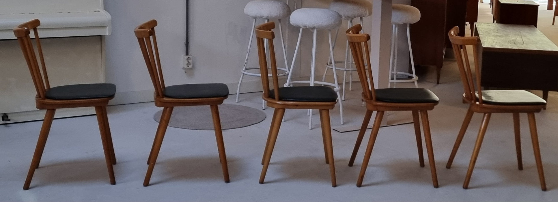 Vijf Mid Century stoelen