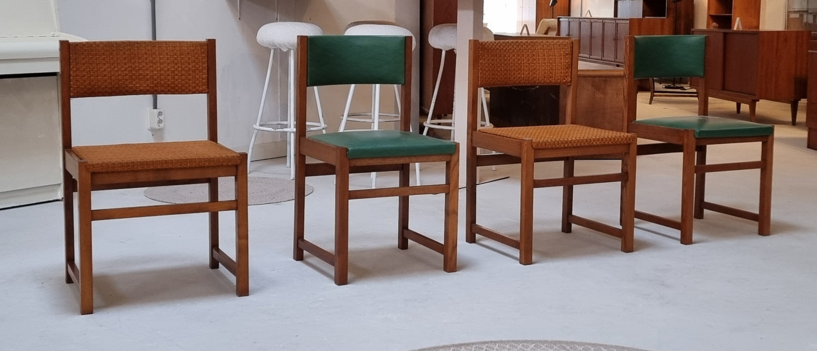Vier Mid Century stoelen