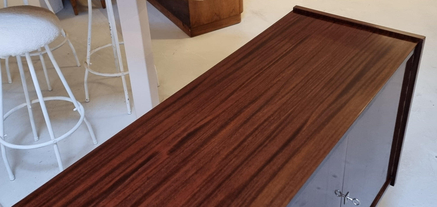 Buffet du milieu du siècle