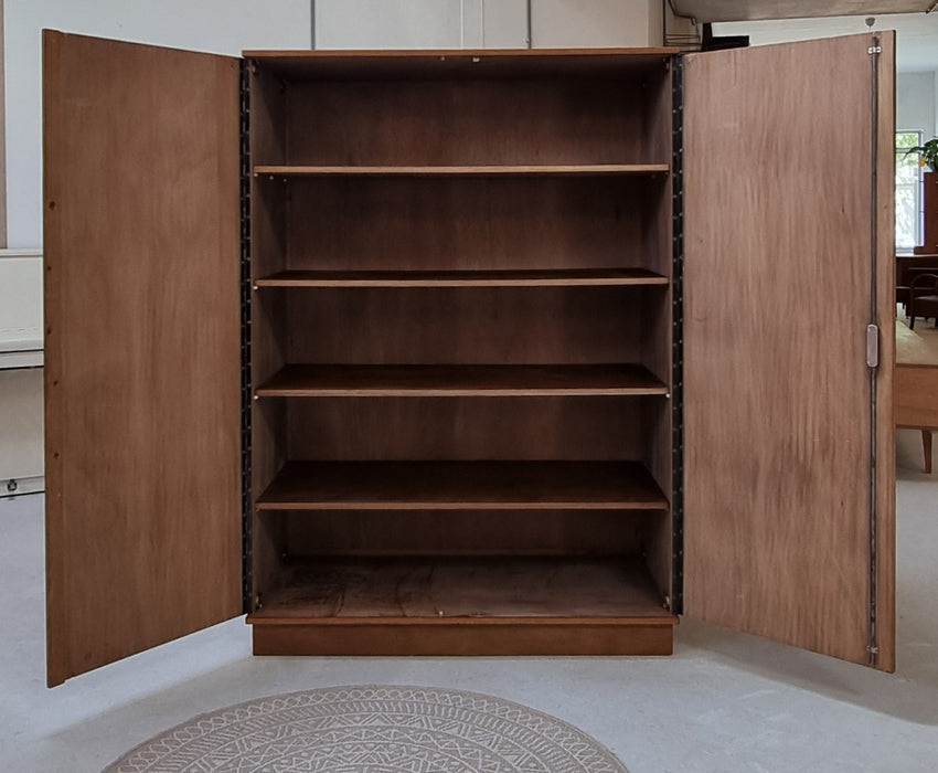 Mid century kast