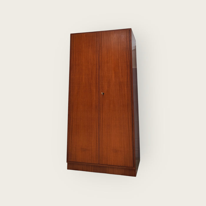 Mid Century Garderobe